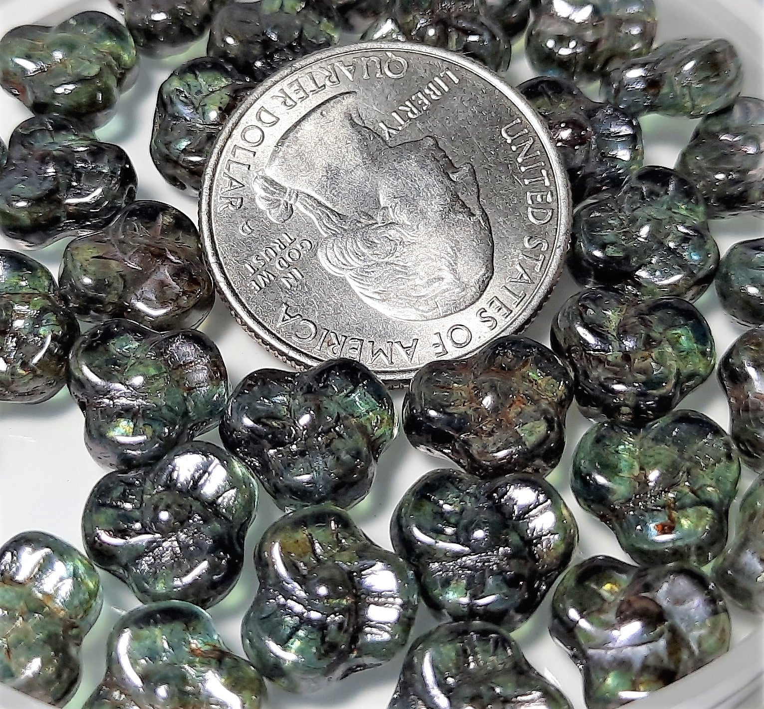 9mm Lumi Green Glass Trillium Flower Beads 30ct